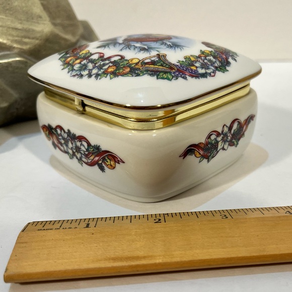 VINTAGE HERITAGE HOUSE INC. MELODIES OF CHRISTMAS MUSIC BOX - Picture 7 of 14